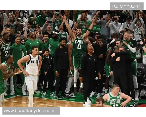 绿军与湖人激战再续经典对决球迷期待巅峰对决的精彩瞬间